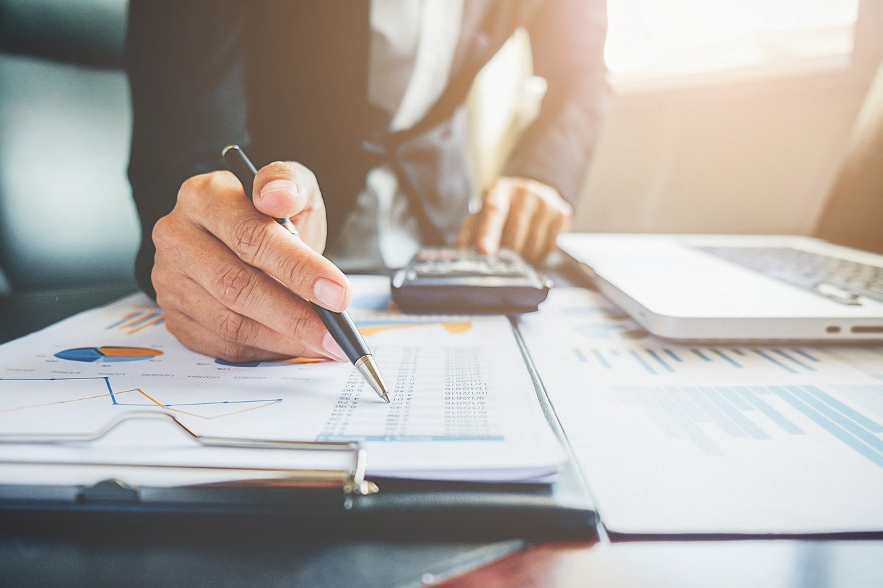 Homme travaillant sur des graphiques financiers.