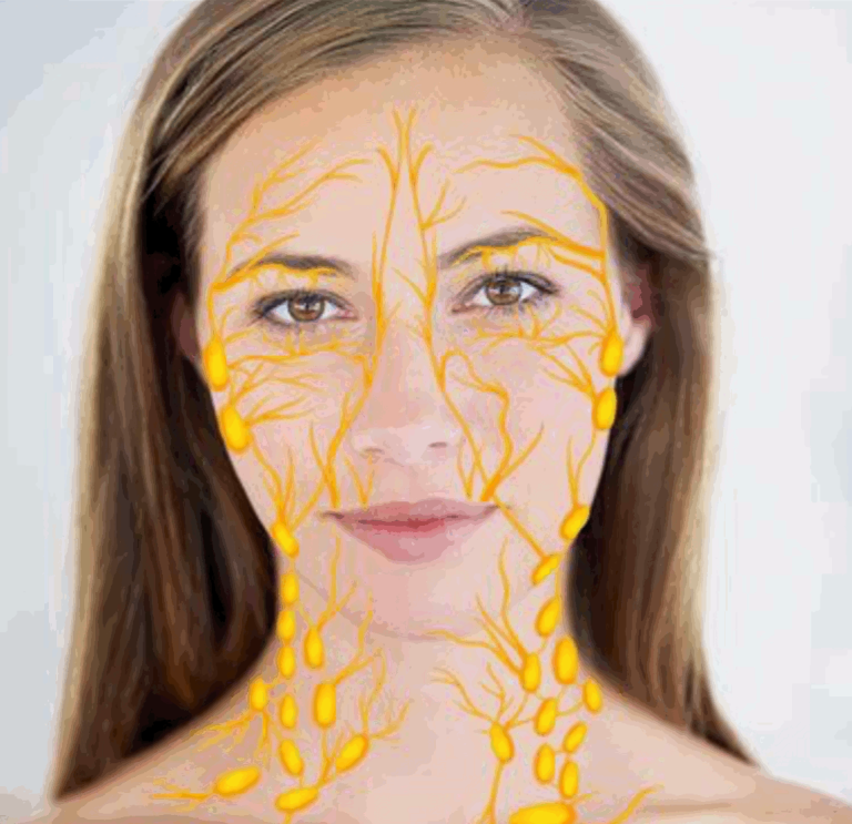 Femme avec maquillage artistique jaune ressemblant à des branches.
